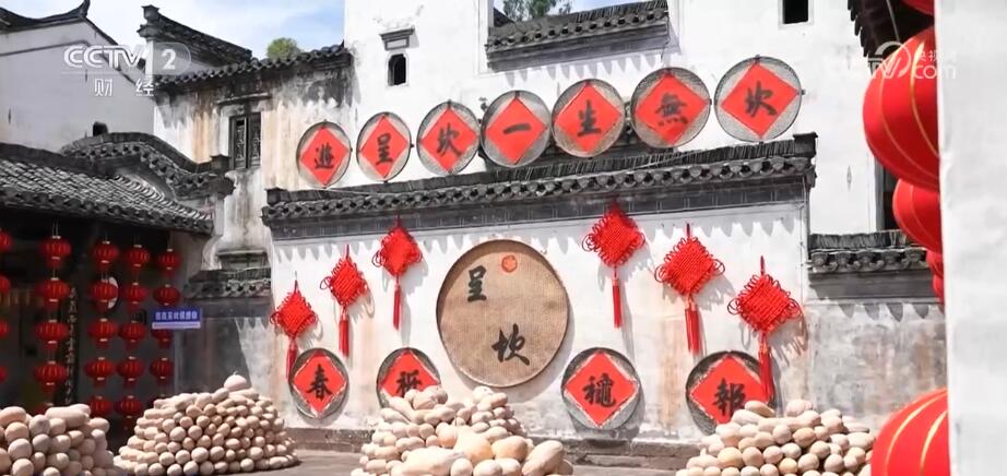 五彩斑斕繪出秀美秋收畫(huà)卷 古村曬秋慶祝五谷豐登(圖1)