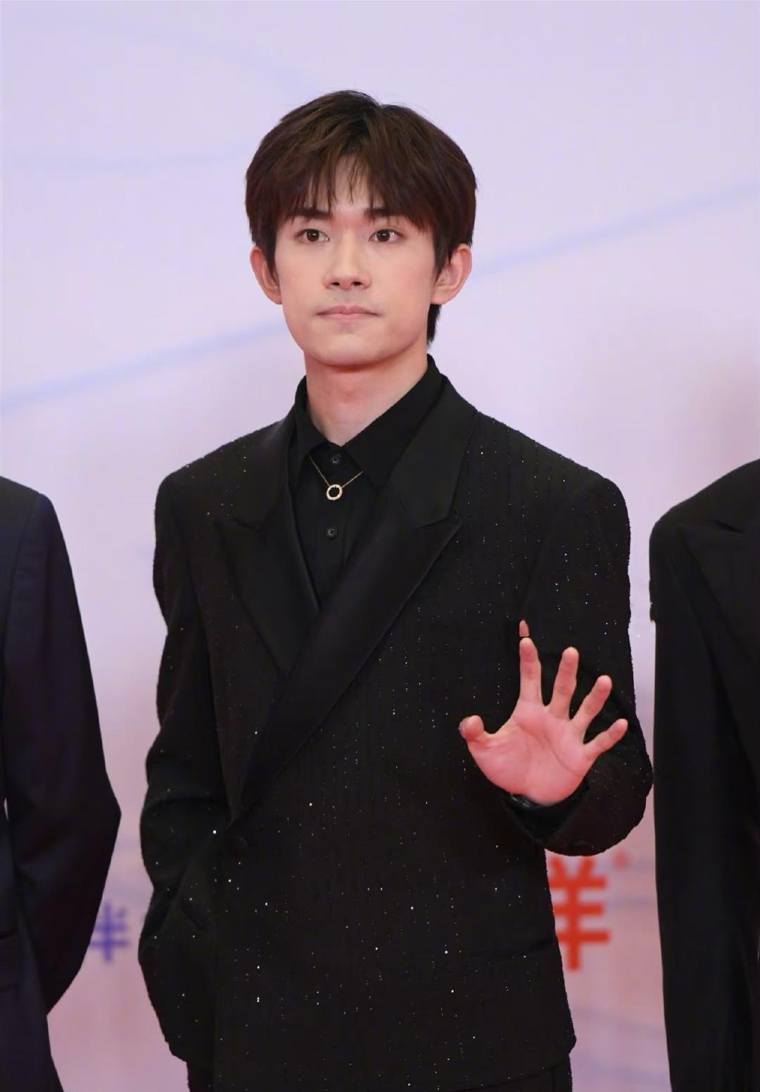 中國電影盛典眾星狀態：韓庚現幸福肥，70歲劉曉慶禮服心思多(圖1)