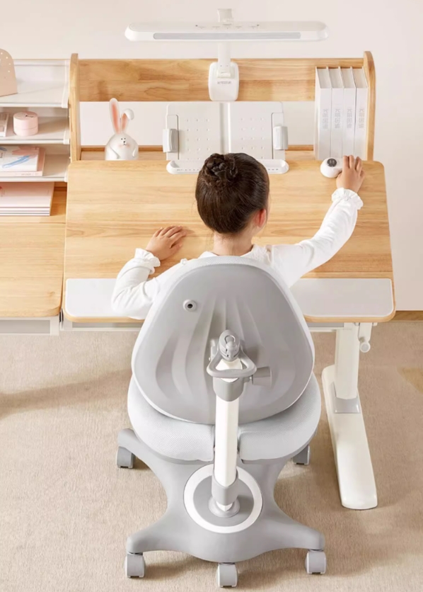 光明園迪溫馨提醒，學習桌椅要這么用才正確(圖2)